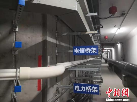 圖為綜合地下管廊待安裝區(qū)域的不同類型橋架。　高康迪 攝