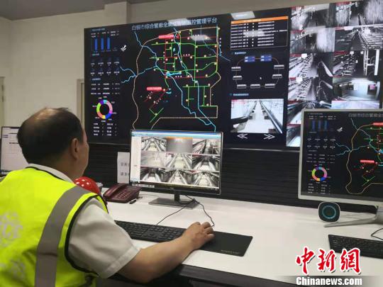 圖為白銀綜合地下管廊總控室工作人員正在進(jìn)行氧氣、濕度、溫度等監(jiān)測?！「呖档?攝