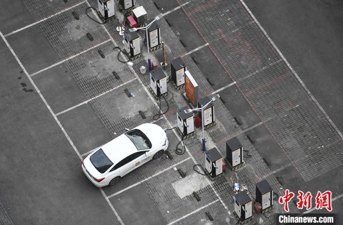 資料圖：重慶大渡口一停車場內(nèi)，車輛正在充電樁處進行充電。<a target='_blank' href='/'>中新社</a>記者 陳超 攝